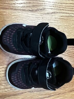 Nike Kids Black  Athletic Sneakers